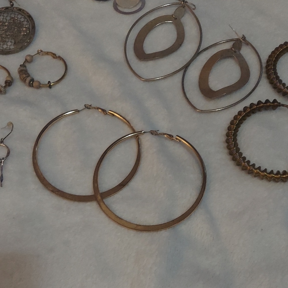 6/$10 9 Pc Set Of Vintage Gold and Silver Earring Collection - Picture 5 of 9